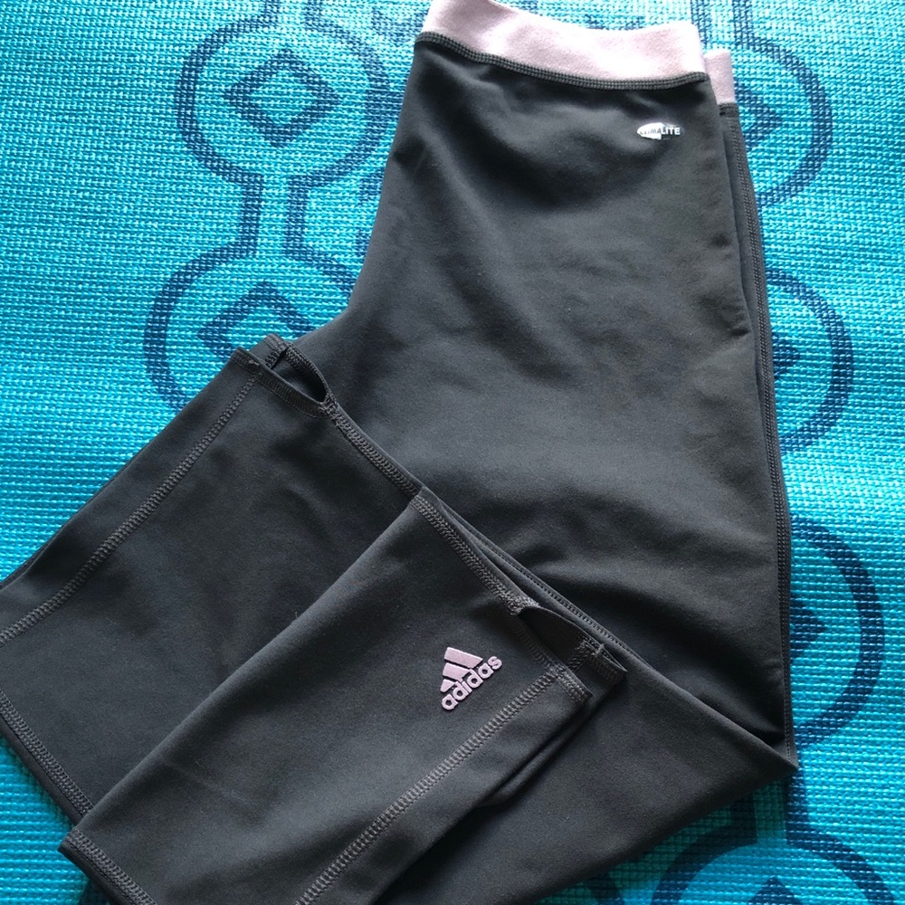 ADIDAS CLIMATE CAPRIS IN GRAY WITH PINK TRIM